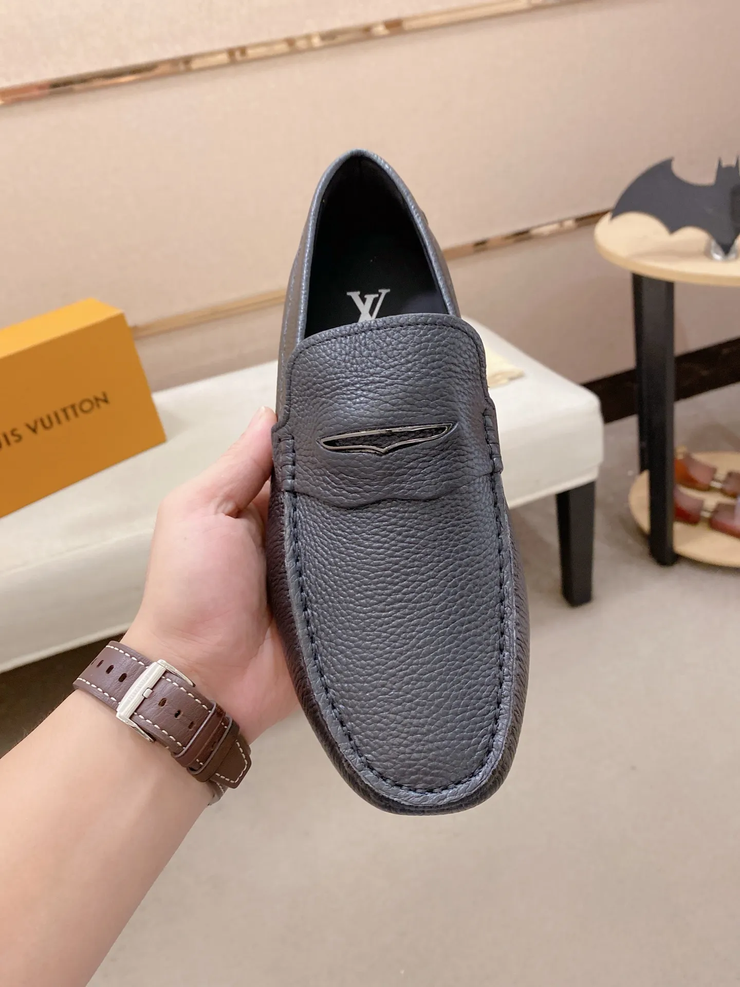 Factory price: 500💰High-end quality! LV 🆕🆕Exclusive hot-selling products in stock🔥🔥New products on the shelves, high-quality Ferragamo men's pea shoes, high-end casual driving shoes, with complete packaging! 💪 💪 Material: imported pebbled cowhide 🐂 + imported high-quality buffalo leather lining + wear-resistant outsole 👍🏻👍🏻 Features: high-end and comfortable, purely handmade 🚀 🚀 Create the perfect shoe that suits you best 🔥 🔥 Size: (38-44) Can be customized to 45 standard size!